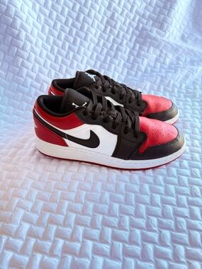 “SIZE 5Y” AIR JORDAN 1 LOW GS “BRED TOE" (SIZE 6.5 WOMENS”